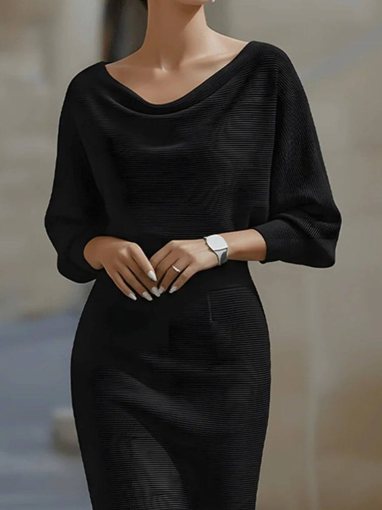 Modelo luciendo un vestido bodycon cuello halter negro, estilo básico, ligeramente elástico y cómodo.