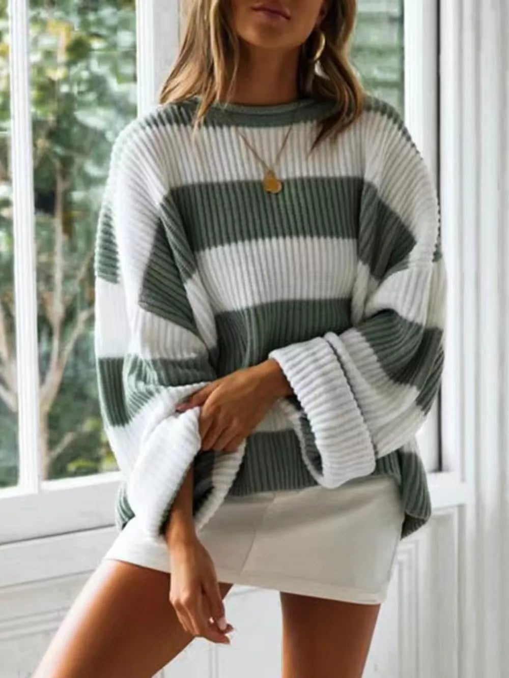 Look con jersey cuello redondo mujer y vaqueros - Esencia Mujer
