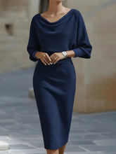 Vestido bodycon cuello halter en color azul marino, estilo básico, ligeramente elástico y sin forro.