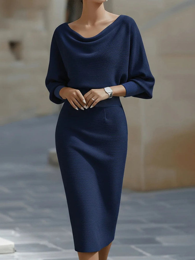 Vestido bodycon cuello halter en color azul marino, estilo básico, ligeramente elástico y sin forro.