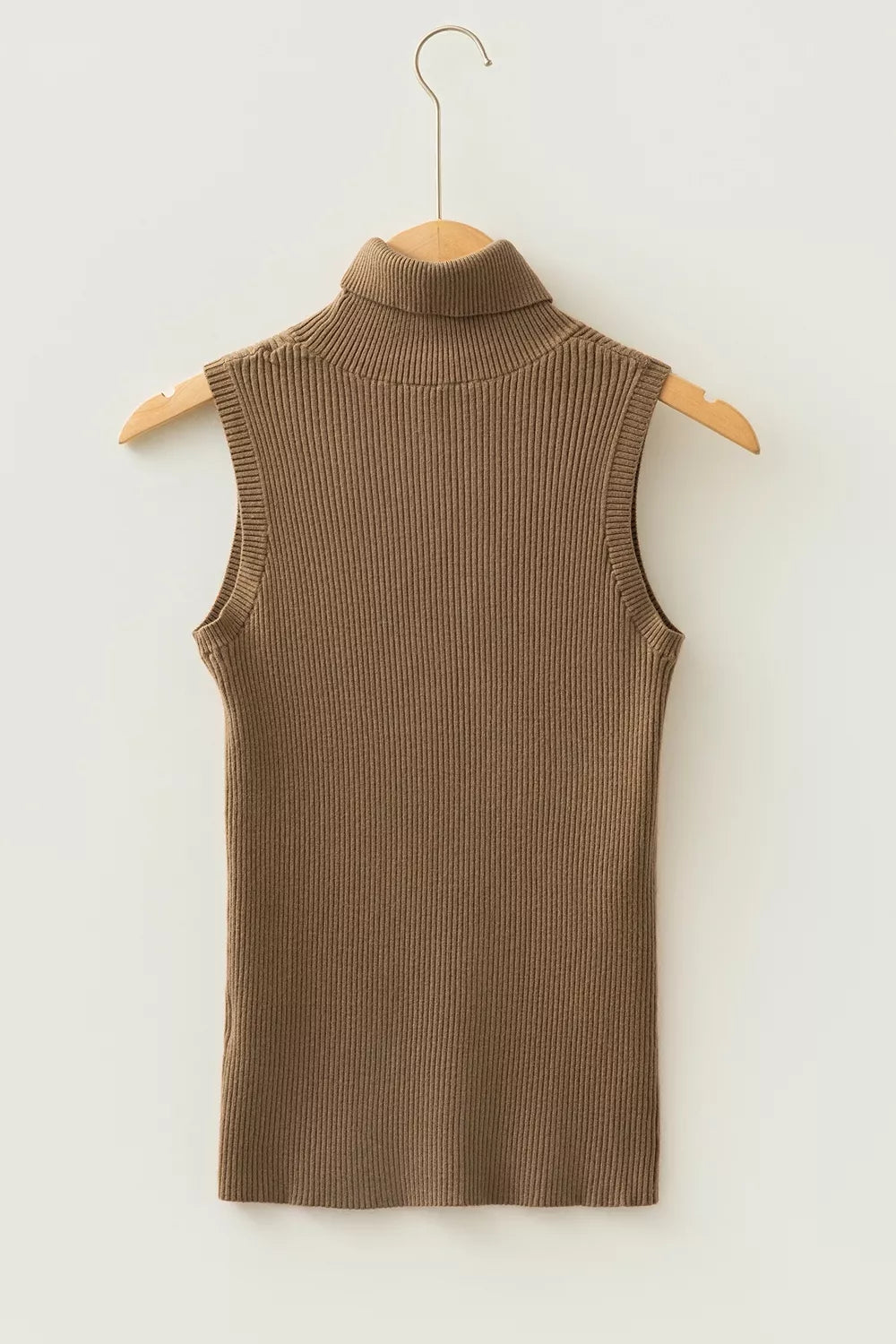Chaleco de punto acanalado con cuello alto - Detalle cuello y escote