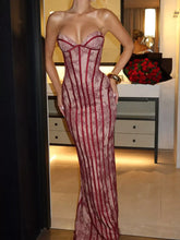 Vestido maxi sin tirantes con cordones en la espalda, encaje y forrado, ideal para ocasiones especiales.