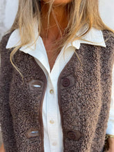Chaleco Abrigo Sherpa con Botones Tallas Grandes - detalle botones y tejido sherpa