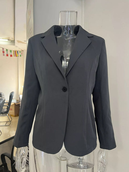 Detalle botón blazer casual mujer slim fit - Esencia Mujer
