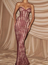 Vestido maxi sin tirantes con cordones en color burdeos, con encaje y una silueta ajustada elegante.